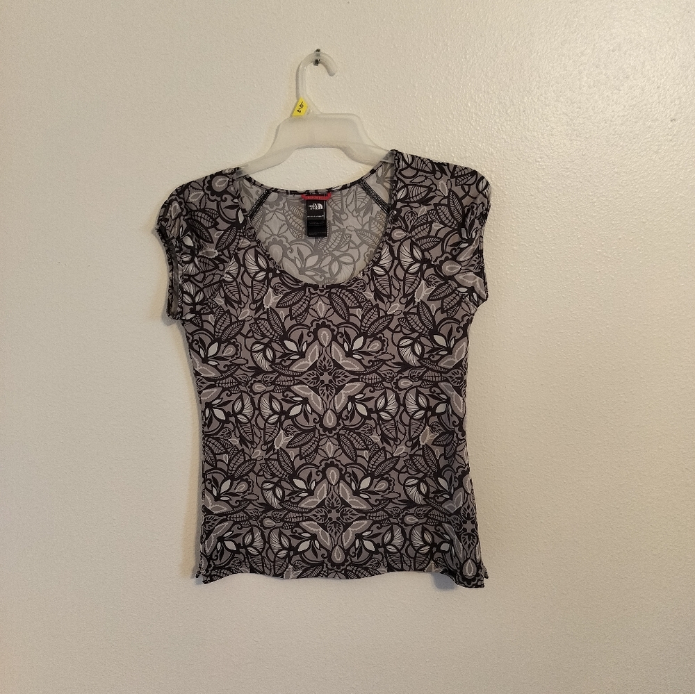 North Face Women's Tshirt Size M Black/White Floral‎ Scoop neck Y2K Boho chic